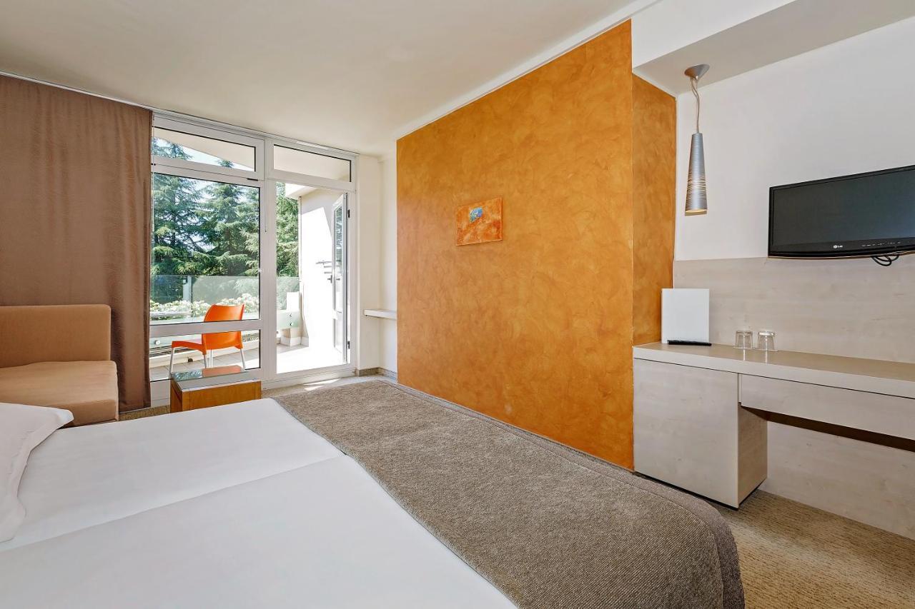 Classic Room Balcony Sofa Bed Park Side