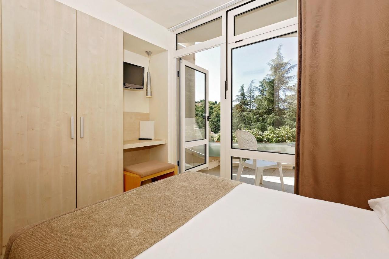 Classic Single Room Balcony Park Side