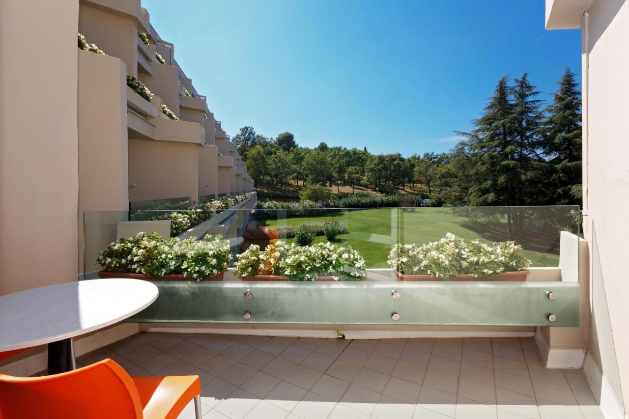 Classic Room Balcony Sofa Bed Park Side